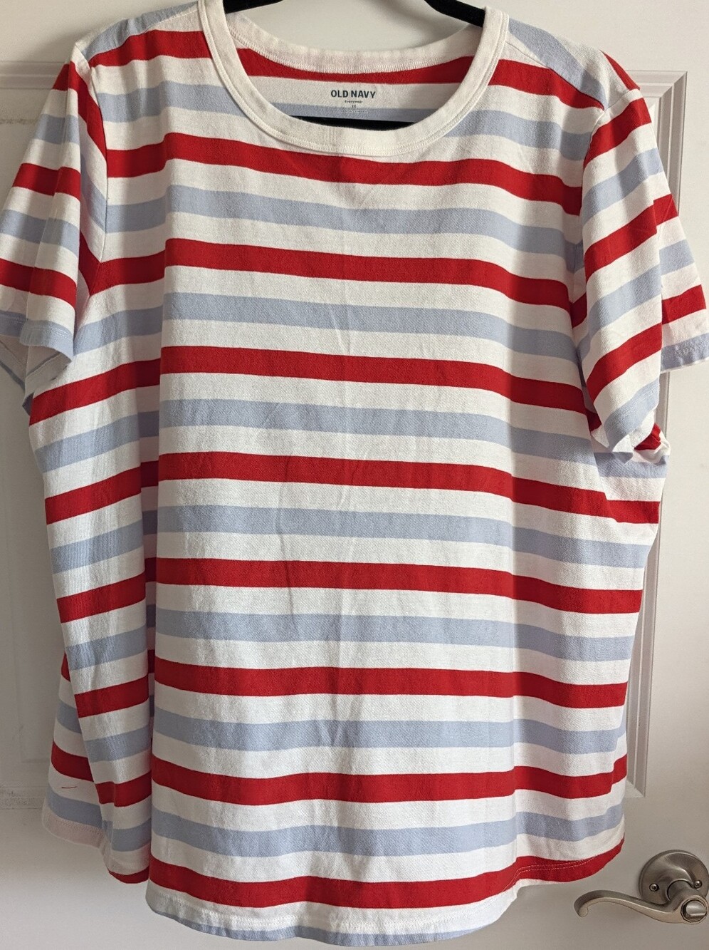 Old Navy Women's XXlg White Tee with Red and Light Blue Stripes Scoop Neck